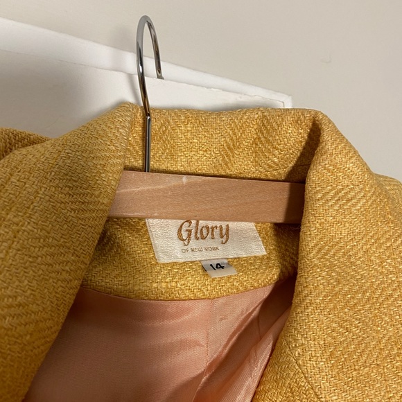 HOST PICK 🎉🌸 Vintage gold 100% silk blazer - Picture 2 of 7